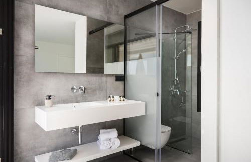 Seafront Villa Nafsika - Private Heated infinity Pool - Direct access to the beach - Play area - Foto 20