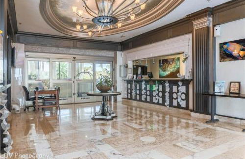 Oceanview on SAND located in Ocean Manor Resort Fort Lauderdale Beach 2 bed 2 bath spacious corner unit partial ocean view - Foto 50