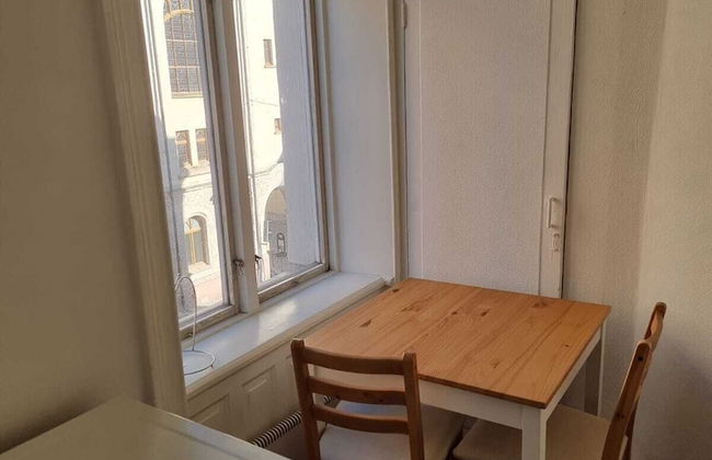 Apartment Sleeps 4 Near Shopping Street - Photo 12