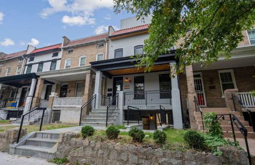 Capitol View 2 DC Townhouse Condo with Private Backyard and Garage Parking - Foto 28