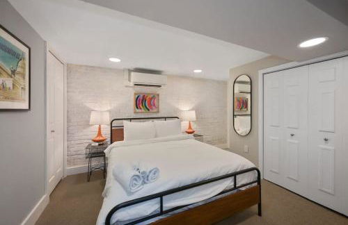 Massive Mid-Century Marvel 5 Bedrooms and Parking - Foto 32