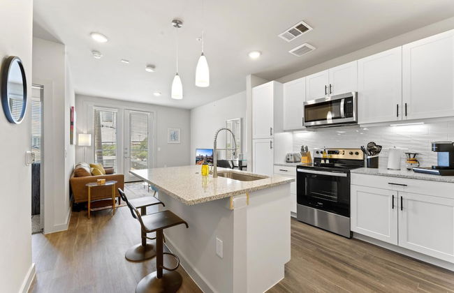 Prime Soco Quaint 1BR King Suite w Pool Parking - Photo 3