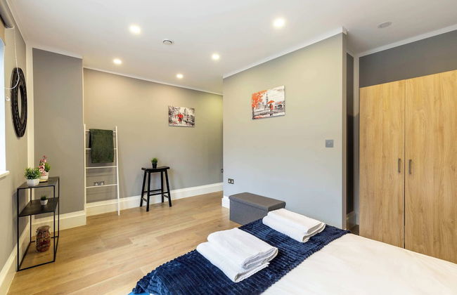 Beautiful Canal Side Notting Hill Abode With Terrace - Photo 1