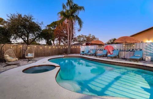 New listing~10 min to beach~Back yard fun~Pool - Foto 50