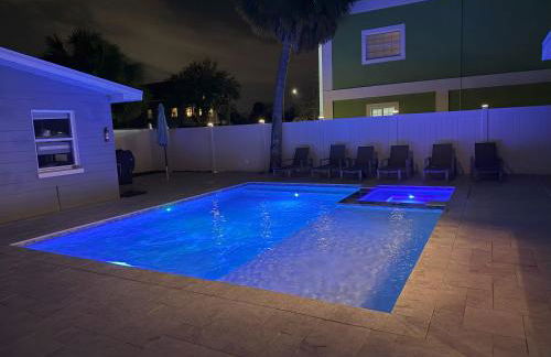 Cheerful 7 Bdrm Home with Private Pool One Block from Beach - Foto 4
