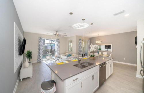 Stunning Retreat Townhouse 4 Beds and 10 Mins to Disney With Pool - Foto 1