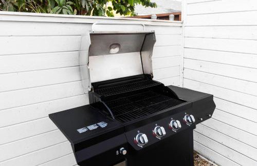 Spacious Luxury Villas in the heart of LA! Free parking and Jacuzzi - Photo 3