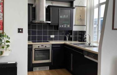 Entire Industrial Style Apartment With Free Parking & Wifi - Foto 8