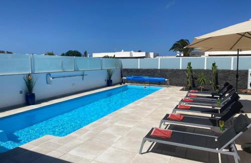 Villa Ashdene - luxury modern villa with large heated pool wifi uk tv bar & BBQ - Foto 2