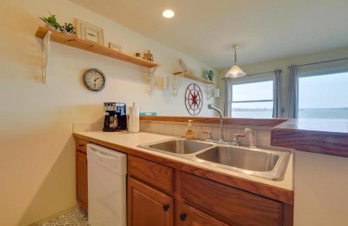 Beachfront Onekama Vacation Rental with Balcony! - Foto 9