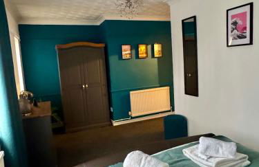 Cherry Blossom Apartment - 3 bed, parking, garden - Photo 41