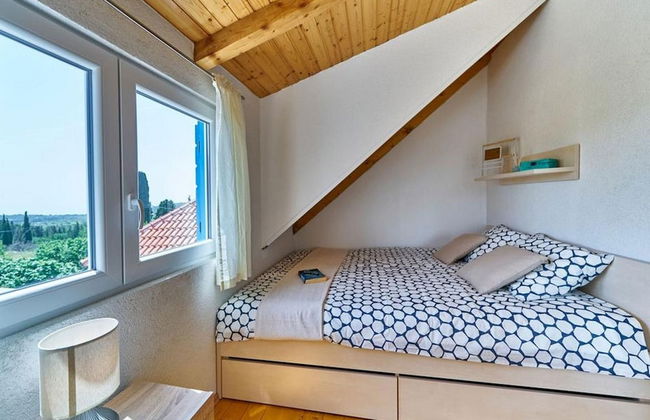 Elegant Stone House With Jacuzzi, Terrace, and Private Yard in Solta - Foto 3