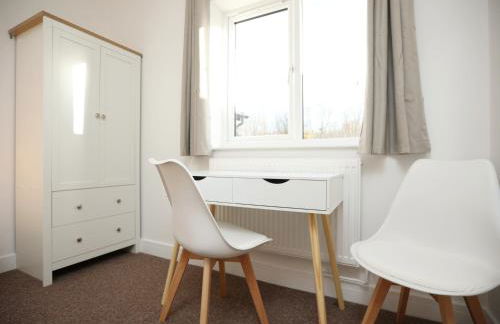 Gloucester Rd By N And N Stays, Newly Refurbed 6 Bed all ensuite house by N And N Stays Ltd, Perfect for contractors and Corporate stays, Close to YTL Arena Site, Pvt Parking for Vans and and work vehicles, Wifi - Foto 28