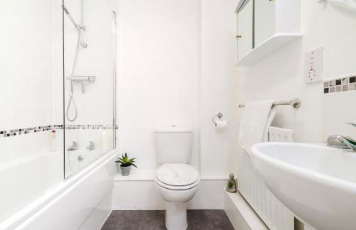 2BR Flat Near City Centre with Free Parking - Foto 29