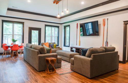 Luxurious Lake Front Estate, Sleeps 20, Game Room and Pet Friendly - Foto 31