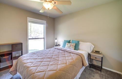 Spacious Arkansas Abode with Balcony and Fire Pit! - Foto 12