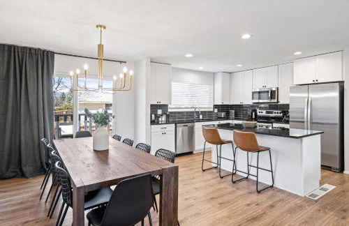 Spacious and Cozy 5 Bed 3 Bath Vacation House W 2 King 3 Queen! Sleep 12! 15Min to Red Rocks - Foto 69