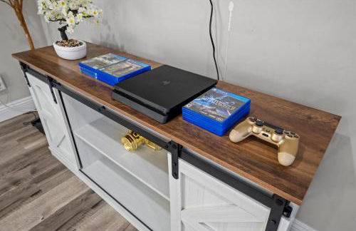 Entire Private Home with 3 Bedrooms 2 Bathrooms, Gated Yard, Garage, Hot Tub, 4-Beds, Golf, Mira Mesa, Available Now - Photo 34