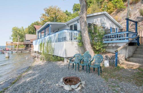 Boat, Grill and Unwind Lakefront Cayuga Home! - Foto 1