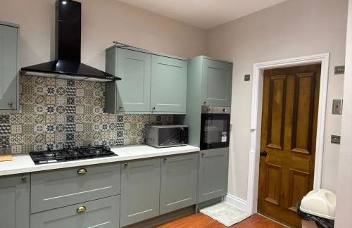 Large Luxury 4 bedroom home with parking - Foto 36