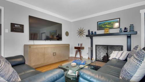 MIDCENTURY MANOR-Hot Tub & 5 Blocks to Town Center - Foto 4