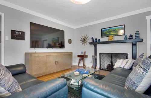 MIDCENTURY MANOR-Hot Tub & 5 Blocks to Town Center - Foto 4