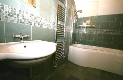 Putsborough Manor 3 Self Catering Cottages with Beach a short walk, dog friendly all year, On site Tennis, Play Area, Paddock, Spa baths, BBQ, Private Gardens, Superfast WIFI - Photo 16