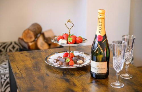 Metrolink Steps Away • Fast City & Airport Links - Foto 4