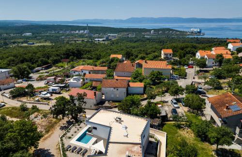 Villa Mirakul, new modern villa with swimming pool, close to the beach, children playroom, quiet area- by TRAVELER tourist agency Krk - ID 2680 - Foto 9