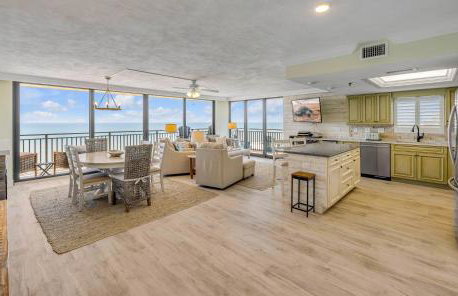 New dog-friendly Listing! Updated direct oceanfront with spacious balcony and heated pool - Foto 8