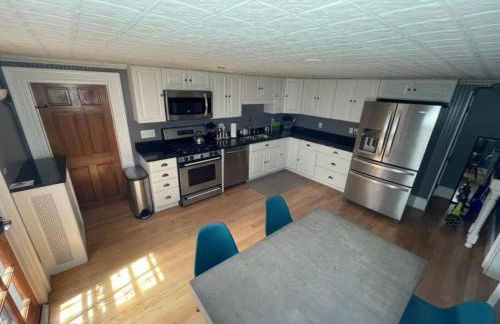 Family-Friendly Two-Bedroom Apartment Near Attractions with Parking - Foto 12