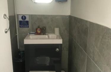 Quiet 2-Bed with Private Garden and Drive - Foto 12