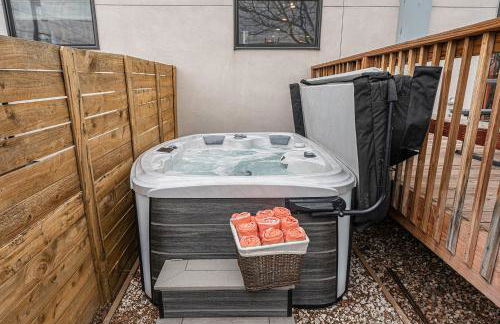 Walk to Broncos Stadium Hot tub & Rooftop - Foto 3