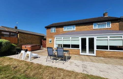 Kennedy Villa - 5 Bedroom House with Hot Tub, WiFi, Free parkings, Close to Bicester Village - Foto 44