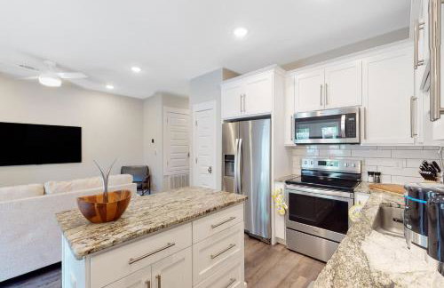 Stylish dog-friendly townhome with firepit & enclosed yard - blocks to downtown - Photo 10