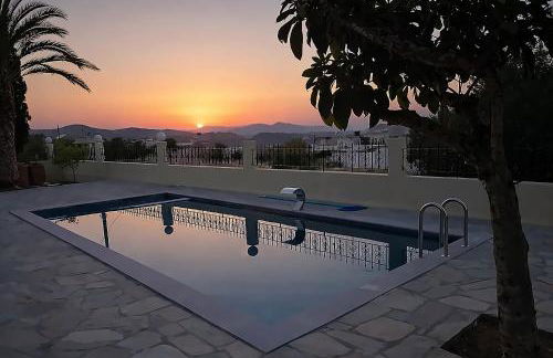 Creta Leisure Escape Private Pool & Garden Oasis - Foto 3