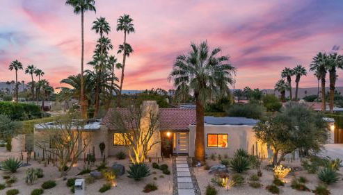 Design-forward Palm Springs home w saltwater pool lush yard multiple outdoor dining areas Casa Papagayo by AvantStay - Foto 4, Other