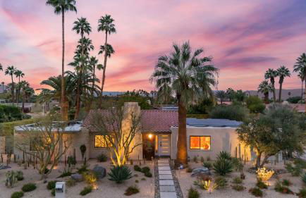 Design-forward Palm Springs home w saltwater pool lush yard multiple outdoor dining areas Casa Papagayo by AvantStay - Foto 4