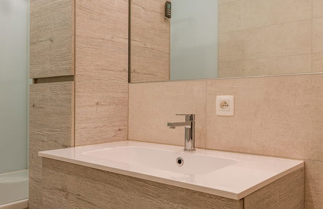 Modern Apartment With Large Terrace - Photo 23