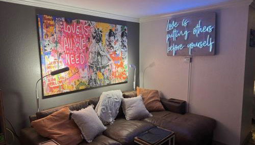 1BR Condo Near West 7th, Pool, Hot Tub, BBQ Sleeps 4 - Jacob's Neon Pearl - Foto 4