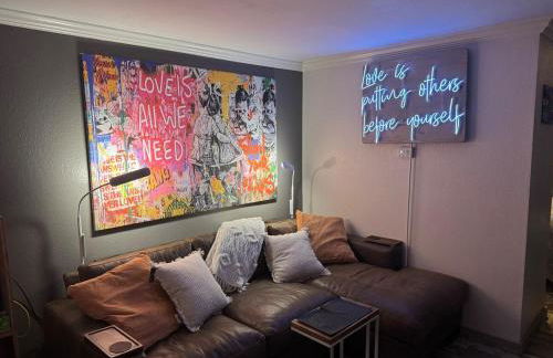 1BR Condo Near West 7th, Pool, Hot Tub, BBQ Sleeps 4 - Jacob's Neon Pearl - Foto 4