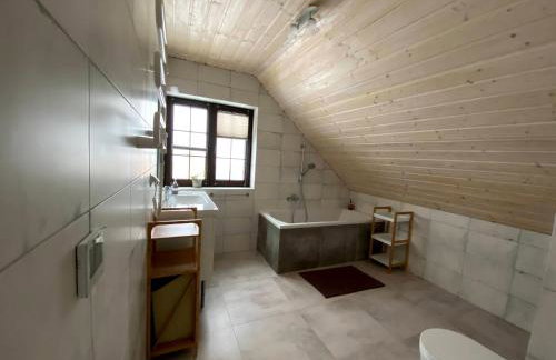 Górskie Formy - drewniany dom w górach z balią - Foto 19