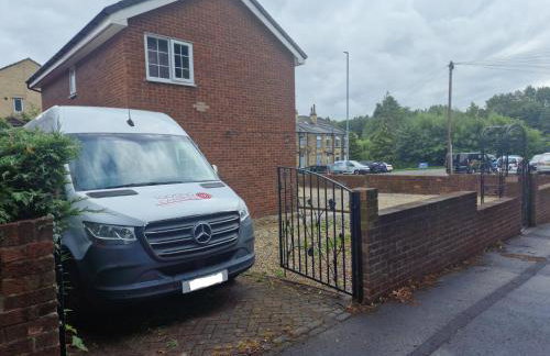 3-Bed Detached House Private Drive for Two Cars - Foto 3