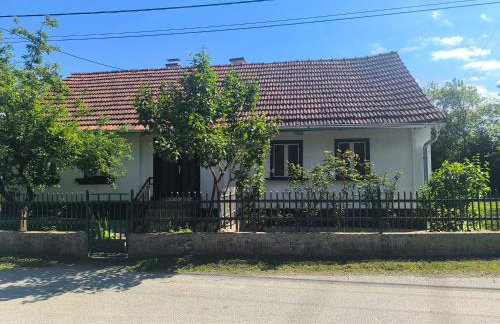 Old house by the stream - Photo 19