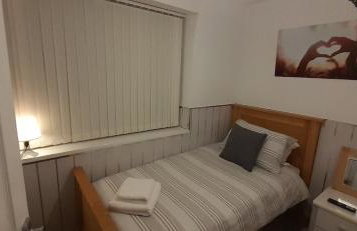 Ladbury House in Walsall near M6, Walsall Uni and Hospital, with free parking and easy access to Birmingham city centre and West Bromwich, only 20 mins to NEC and Birmingham airport, 15 mins to Villa Park, Great for contractors! - Foto 17