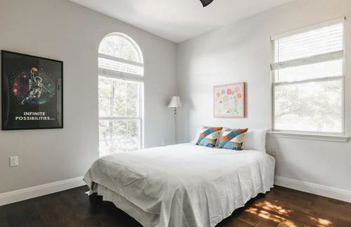 Modern 2-Story Cowboy Pool Home with King Beds Walk to 6th St & Rainey Street - Foto 24