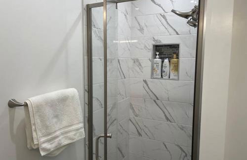 Adorable 2BR-2BA House with EV & Free Parking and Family Friendly in Los Angeles - Photo 38