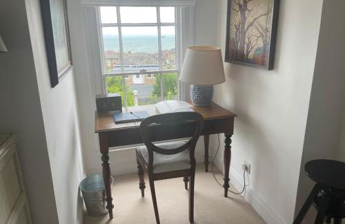 Elm Lodge charming with stunning coastal views! - Photo 7