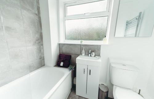 Spacious and Bright 2 Bedroom Ground Floor Apartment 5 min walk from town centre with Free Parking Business and Leisure by Jesswood Properties - Foto 11