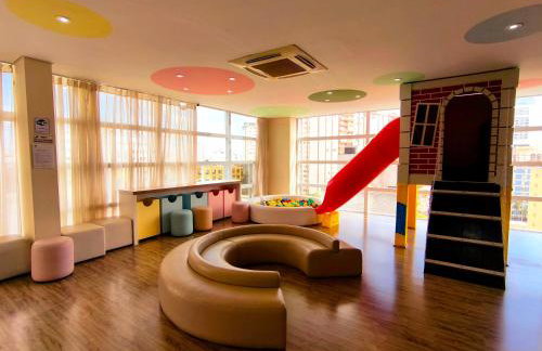 Apto 2qts, Ar Condicionado, Piscina, Churrasqueira, Finamente Mobiliado e Decorado - Foto 18